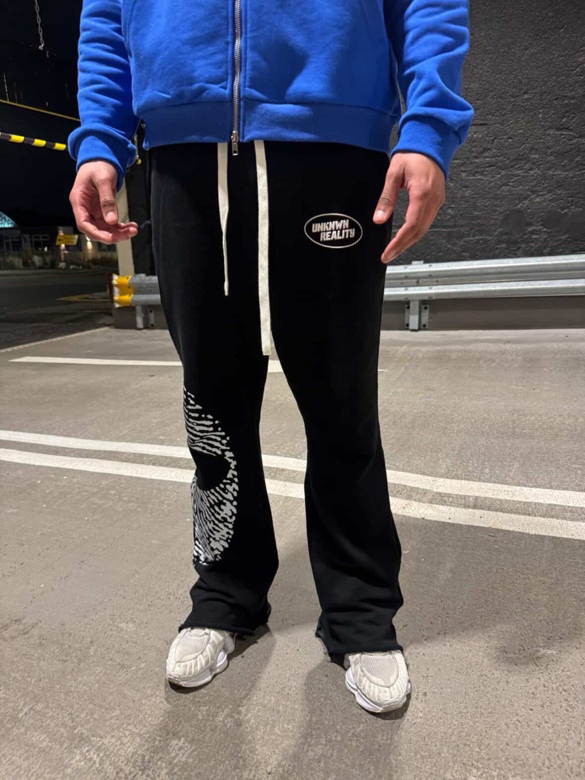 HEAVYWEIGHT BLACK JOGGERS